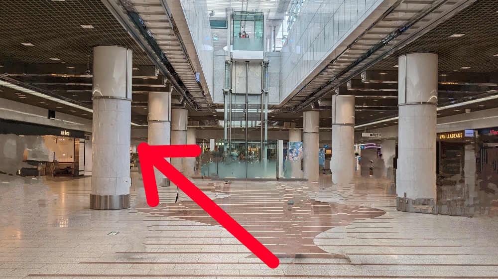 ミライなび川崎東口アゼリアサンライト広場方面を直進