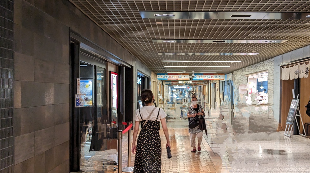 飲食店街を直進して38番出口へ